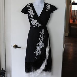 BLACK AND WHITE FLOWER SHORT SLEEVE FRINGED WRAP DRESS
